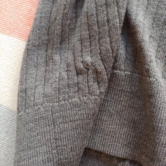Uniqlo Merino Blend Ribbed V-Neck Sweater Gray - Picture 9 of 11